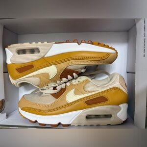 Nike Air Max 90 Women’s Sneakers Tan Cream Brown • Size 5.5 • Clean & Stylish